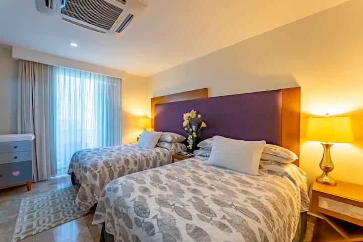 تحتوي غرفة النوم هذه على حمام كامل وسرير أطفال وطاولة لتغيير ملابس الأطفال. هناك شرفة تستخدم لتخزين مكيفات الهواء، مما يجعل الشرفة غير قابلة للمشي حقًا. لا تصدر مكيفات الهواء أي ضوضاء تزعج نومك.
تطل هذه الغرفة على الشرق وتتميز بإطلالات مفتوحة