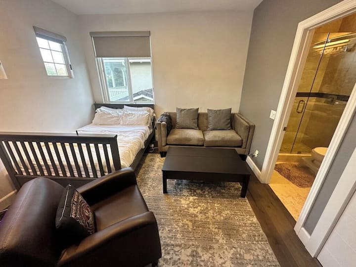 Внатрешен апартман со кауч и брачен кревет (широк 150-179 см)