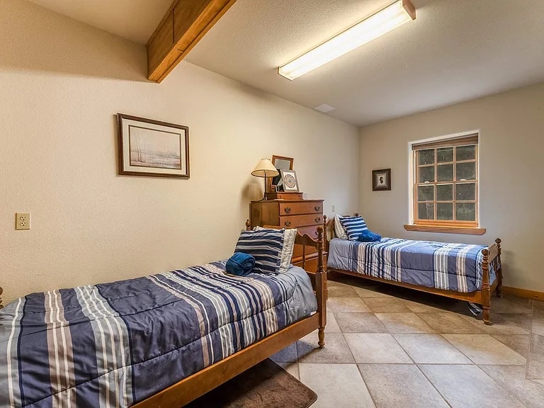 Deze unieke ruimte biedt twee comfortabele eenpersoonsbedden die netjes in de wasruimte zijn weggestopt. Het is een praktische en gezellige slaapplaats, perfect voor kinderen, tieners of extra gasten. 