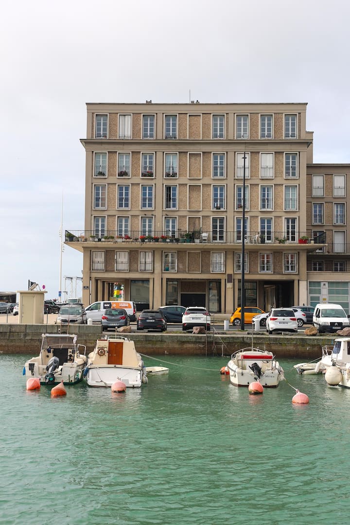 Apartment Perret facing Southampton dock