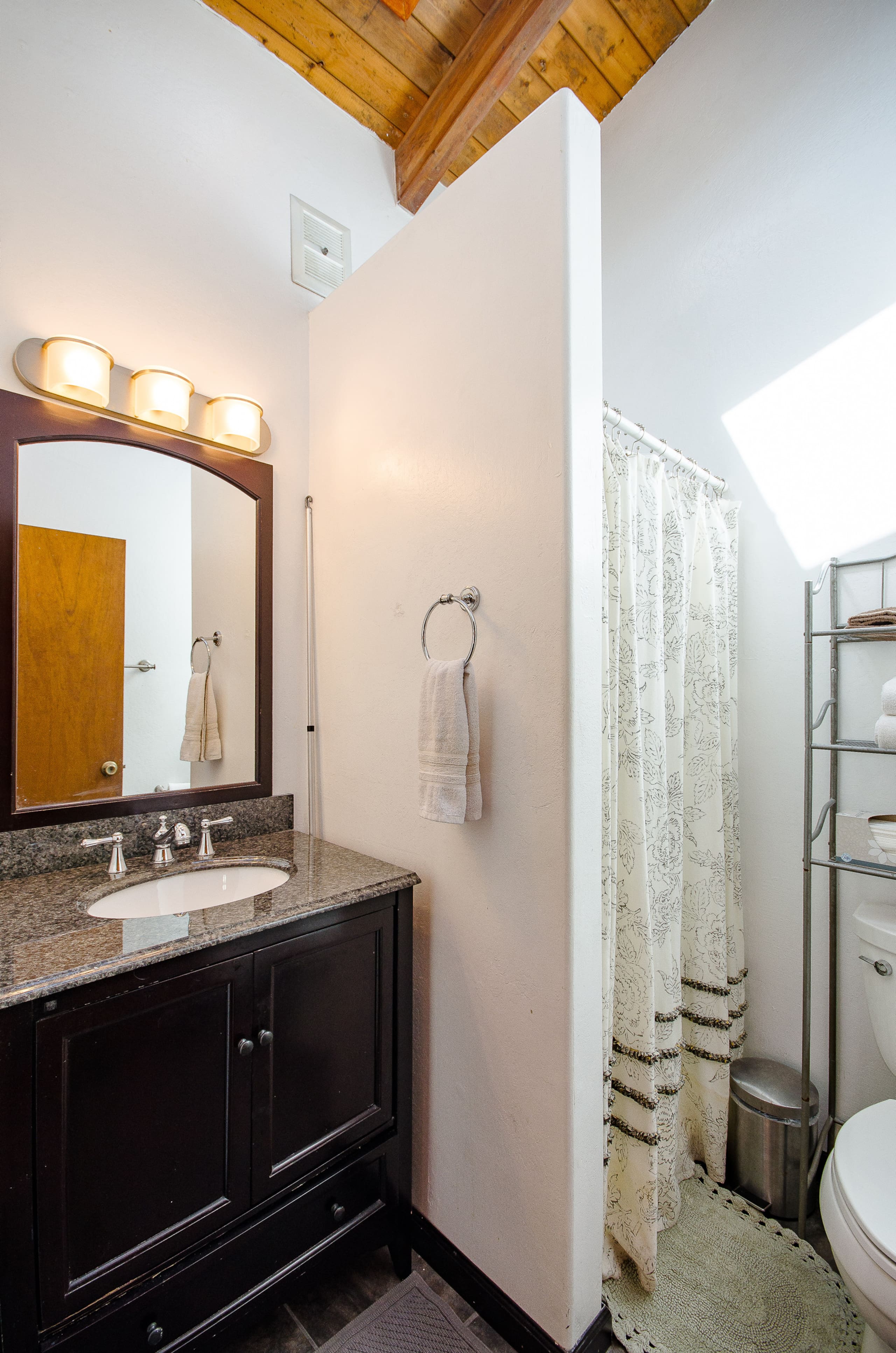 Home in Volcano · ★5.0 · 3 bedrooms · 3 beds · 2 private baths - Image 12