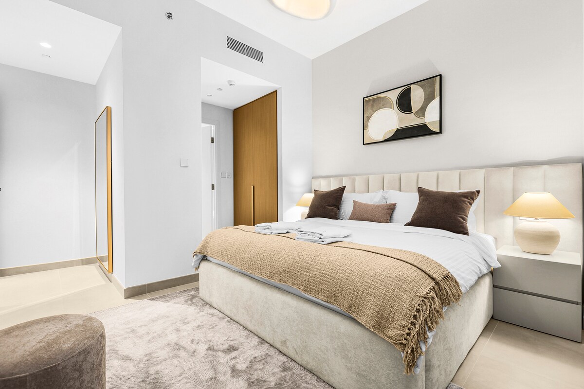 נופש חדר שינה שקט: להירגע בסטייל עם עיצוב שיקי ותאורה רכה לשהייה שלווה.