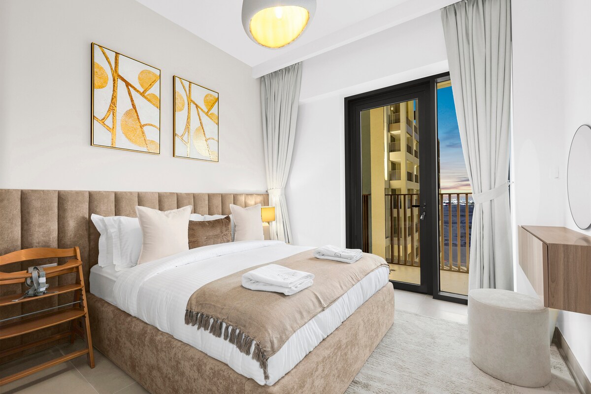 חדר שינה שיקי: להירגע בנכס מעוצב עם נופים מרהיבים ועיצוב אלגנטי!