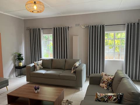 Hungwe House Oasis Villa Vic Falls Aerodrom Suburb