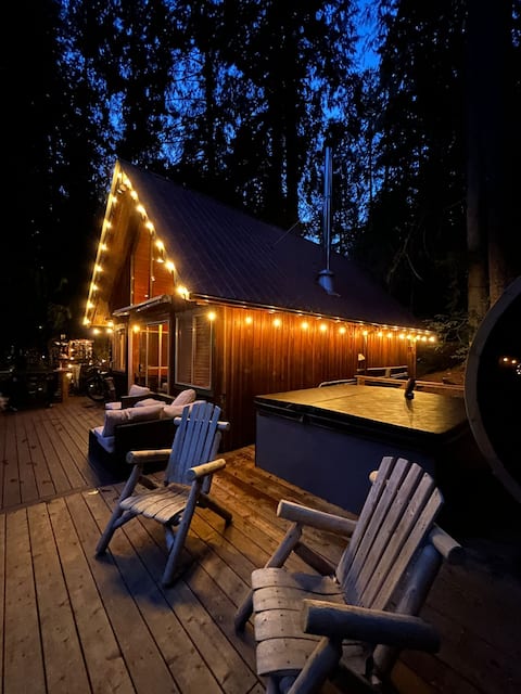 Luna’s A-Frame • Riverfront • Hot Tub & Sauna