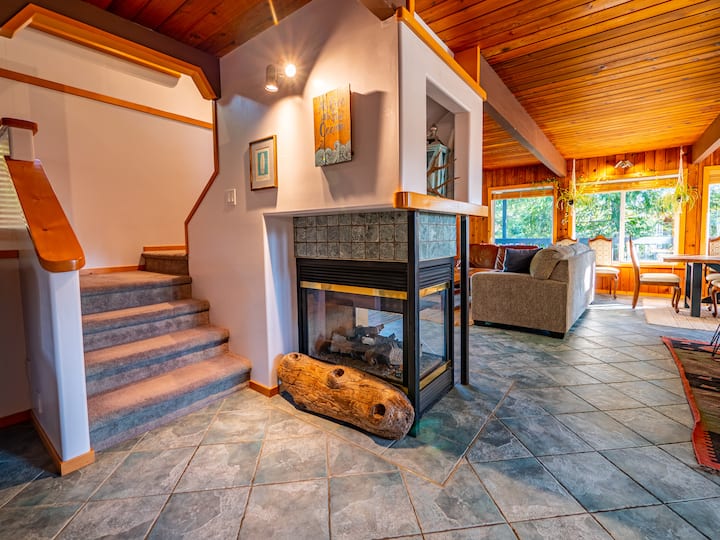 Large Group Cabin Retreat W/ Hot Tub Near Marina - Ucluelet