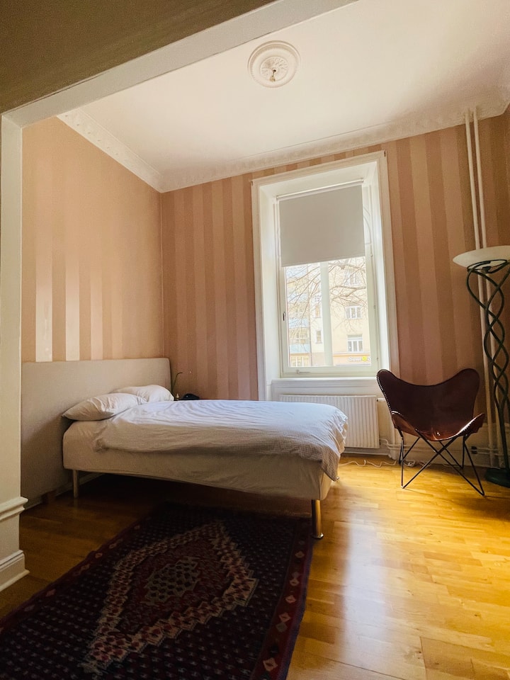 Mysig Sekelskift Lägenhet På ÖStermalm - Stockholm