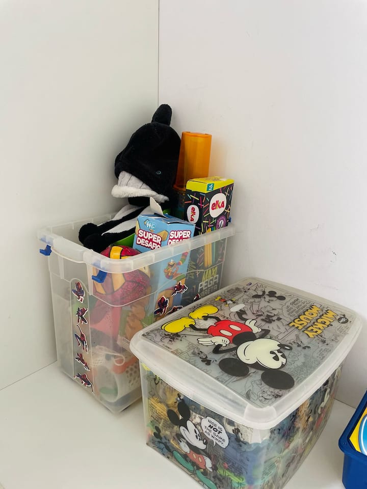 Ყველაფრის სათანადოდ მოსაწყობად არის გარდერობი, ასევე, გთავაზობთ დამატებით თეთრეულსა და ბალიშებს. Ეს არის ფუნქციური, მყუდრო პატარა კუთხე იმ მსუბუქი ენერგიით, რომელიც შეუძლიათ მხოლოდ ბავშვებს (ან მათ, ვინც საკუთარ თავს დასვენების საშუალებას აძლევს).