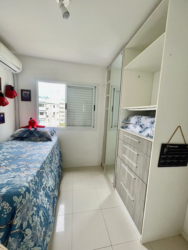 ที่นี่คือที่ที่จินตนาการเข้าครอบงำ! ห้องนี้ได้รับการออกแบบมาอย่างพิถีพิถันสำหรับเด็กเล็กๆ (และยังเหมาะสำหรับผู้ใหญ่คนเดียวที่ชอบบรรยากาศที่เย็นกว่า) 