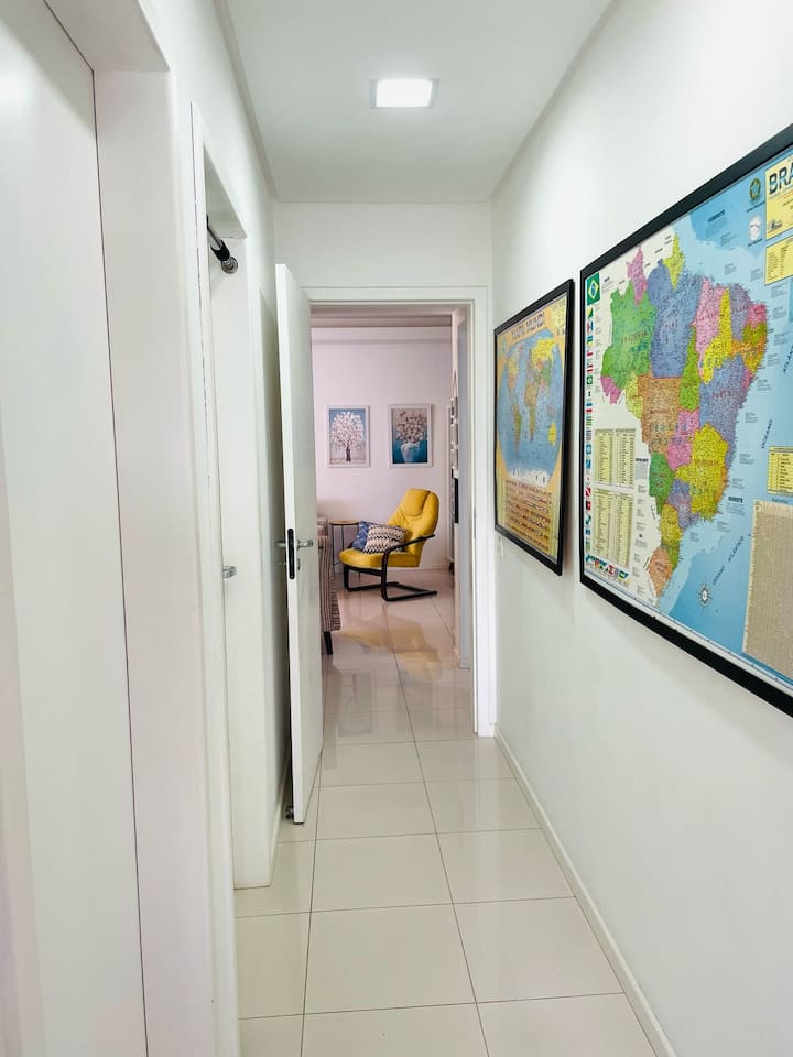 Ოთახების, აპარტამენტისა და სოციალური სააბაზანოსკენ მიმავალი დერეფანი სავსეა ინდივიდუალურობით, კედელზე კი სამყაროს რუკებია, რომ მომდევნო მიმართულებებზე ოცნებობდეთ. Სახალისო პატარა კუთხე, რომელიც სახლიდან გასვლამდეც კი გიწვევთ სამოგზაუროდ!