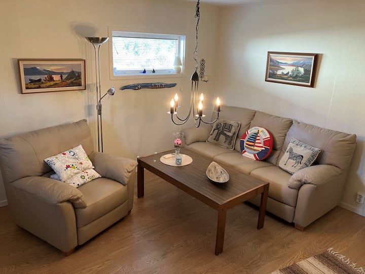 סלון עם קבוצת ספה