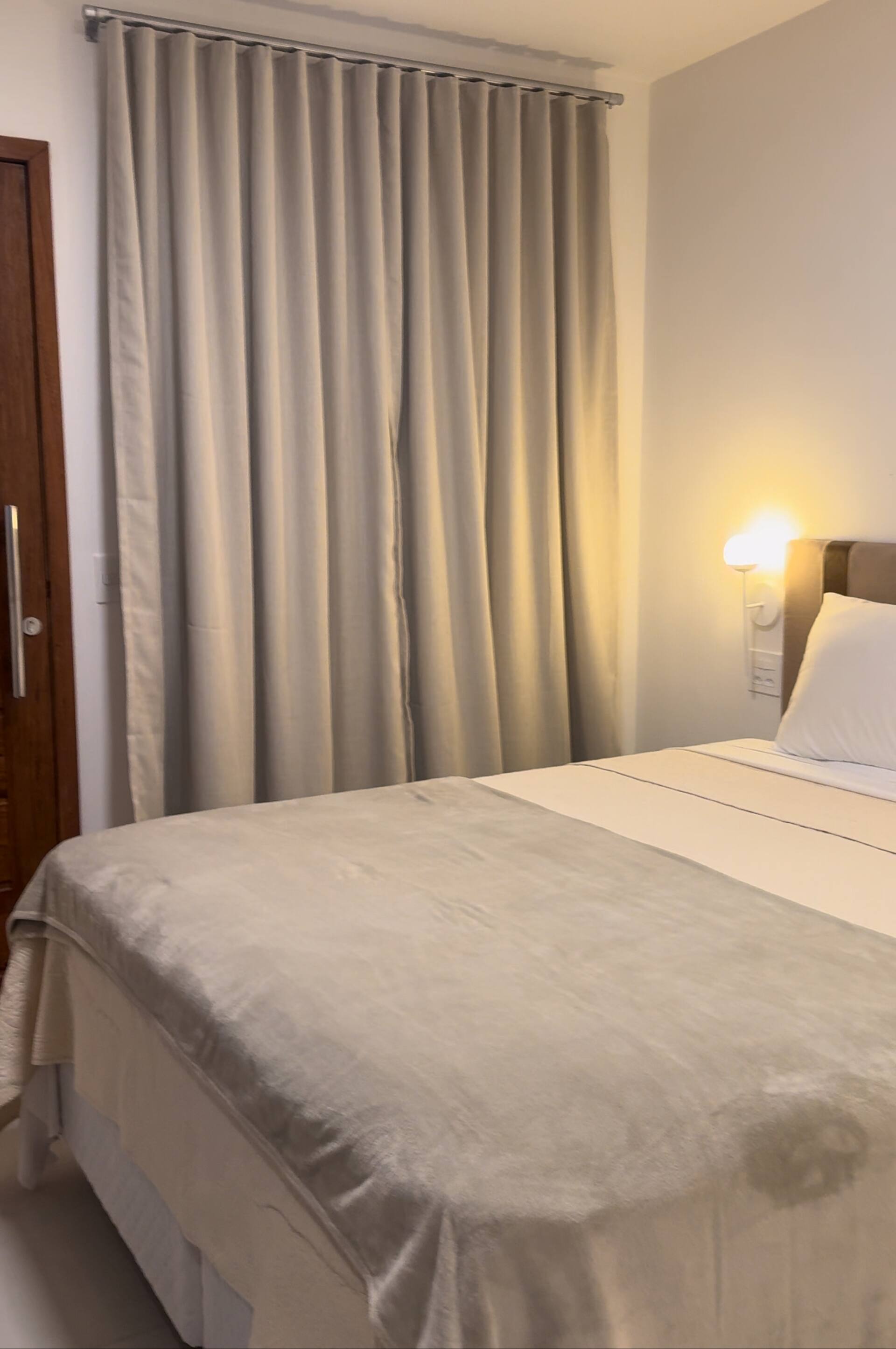 Quarto com cortina blackout