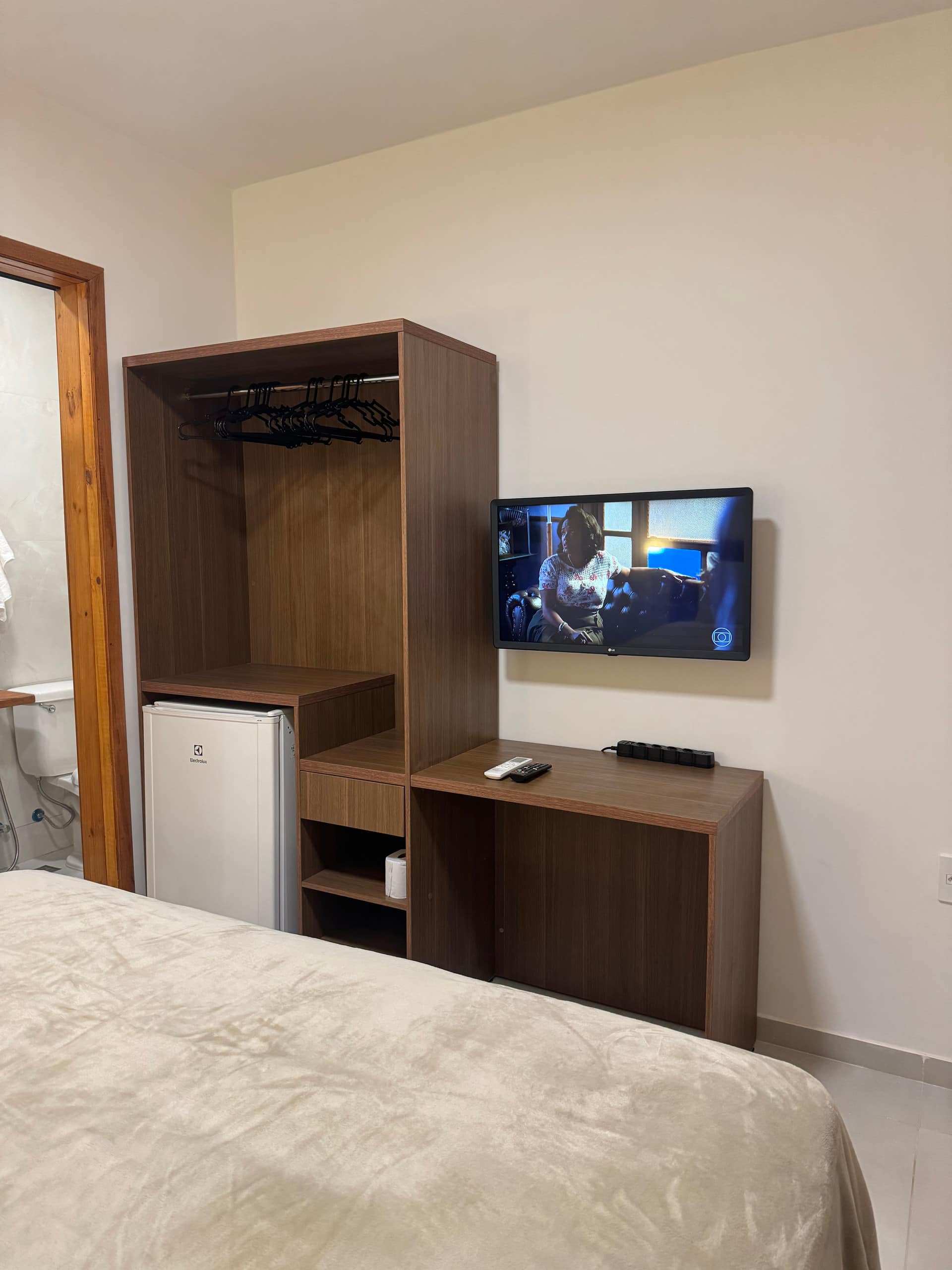 Cama, TV, frigobar e armário