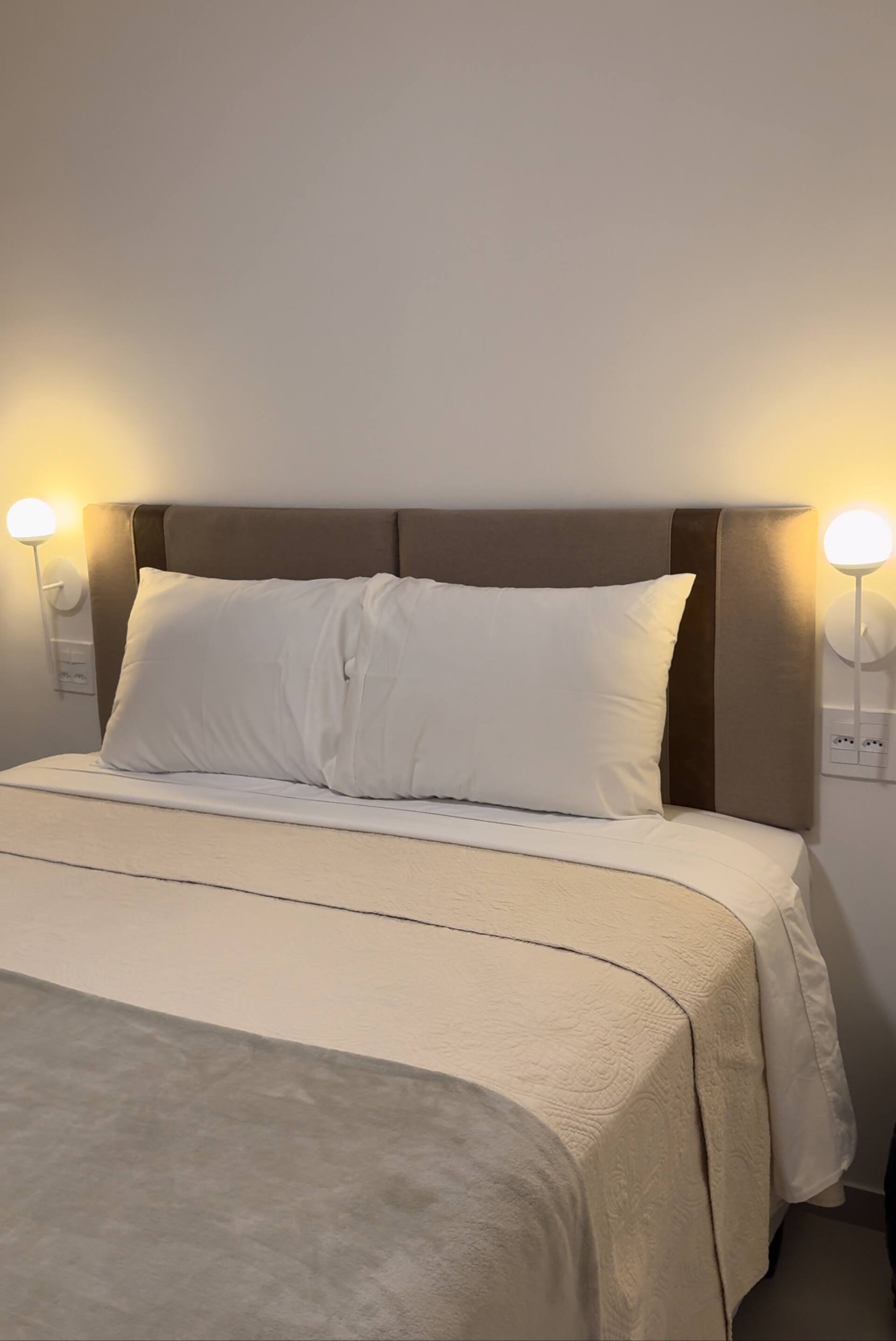 Cama de casal com cabeceira estofada