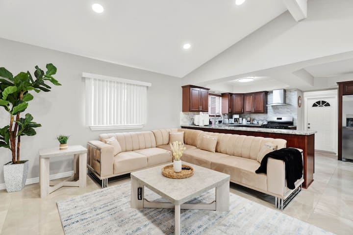 Cozy Escape • Game Room + Sleeps 10 Near Troy - Sterling Heights, MI