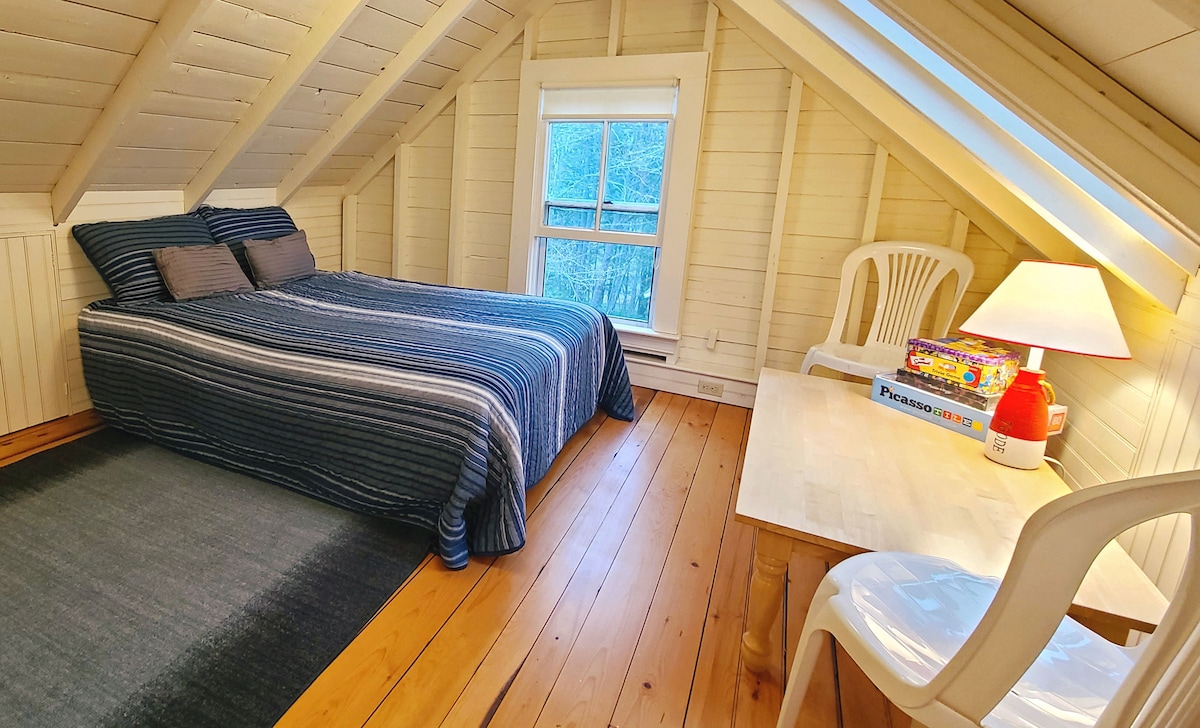 Le 3e étage est spacieux et peut être utilisé pour un espace de couchage supplémentaire ou comme espace de travail/de jeu.  Il dispose d'un lit double, d'une commode, d'un porte-serviettes, de tables, d'un futon, de jeux, d'une télévision connectée, d'un ventilateur de plafond d'extraction de chaleur et d'une lucarne à l'ombre assombrissante.