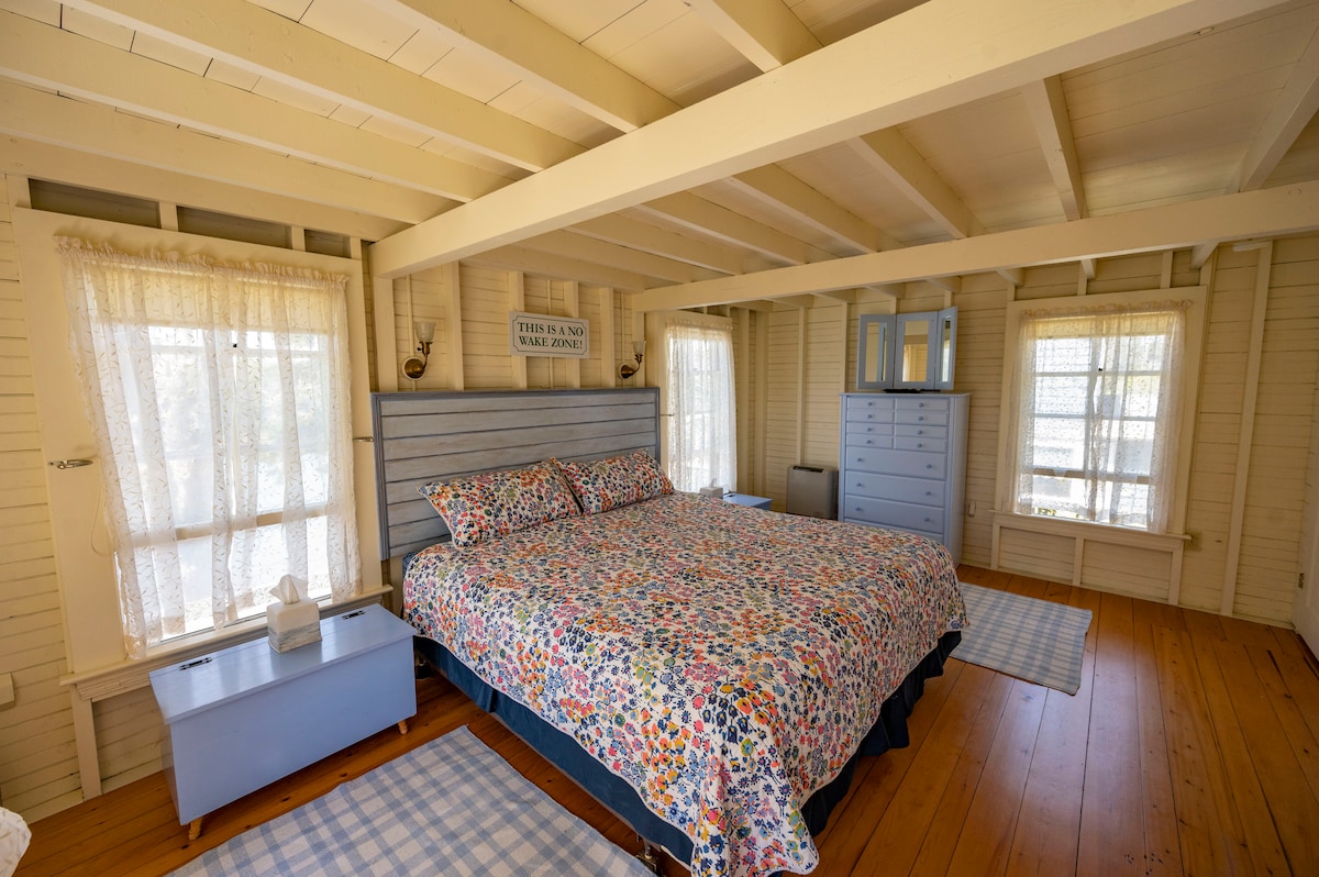 Grande et aérée, la chambre principale meublée personnalisée comprend une literie king size, un grand placard et des stores qui assombrissent la pièce.  Videz vos valises et utilisez les deux grandes commodes pour ranger vos vêtements et ouvrez les deux tables de chevet pour des couvertures supplémentaires. 