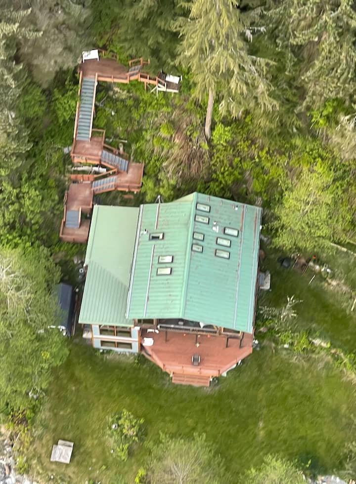Humpback Hideaway
(hot tub and sauna included!)