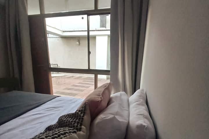 غرفة النوم رقم3 
غرفة نوم ساحرة بسرير كبير وإطلالة ممتازة على التراس الحصري