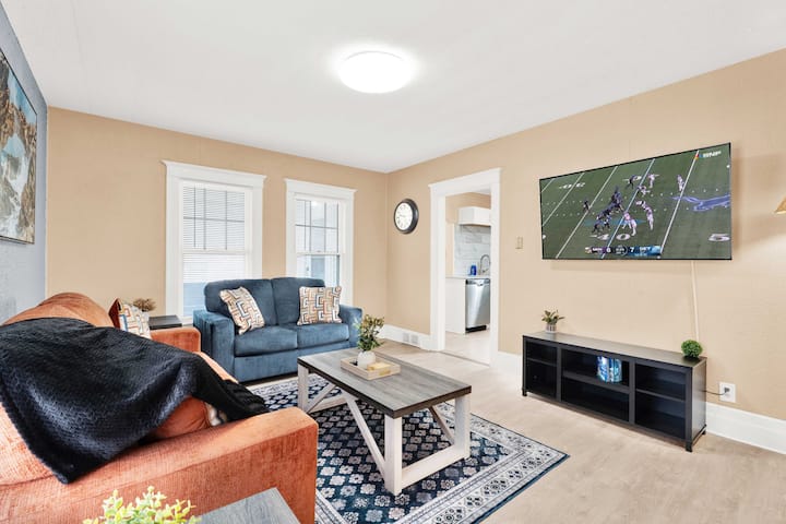 Haus Escape | Sleeps 10 • Near St. Clair Shores