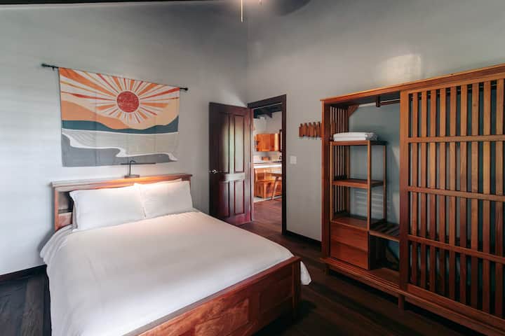 Cómoda cama tamaño queen con vistas al porche y a la selva