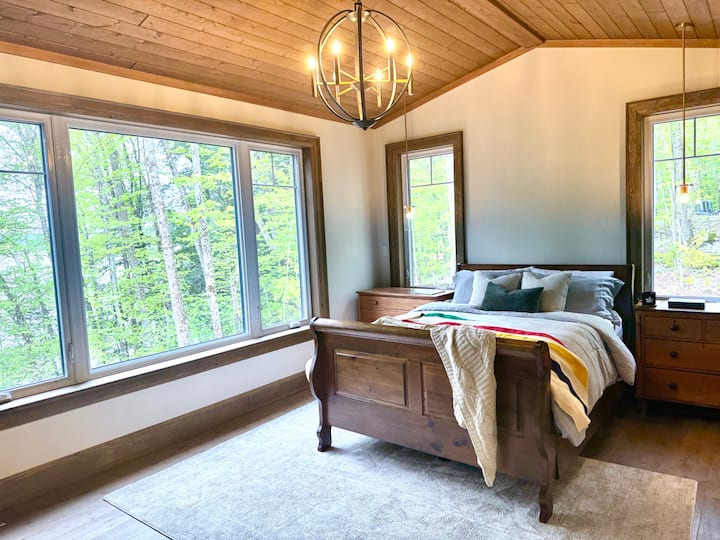 Прва спална соба („Соба во залив“) - главен кат
- Приватна бања со туш, када и два мијалника/суета
- Два вградени плакара