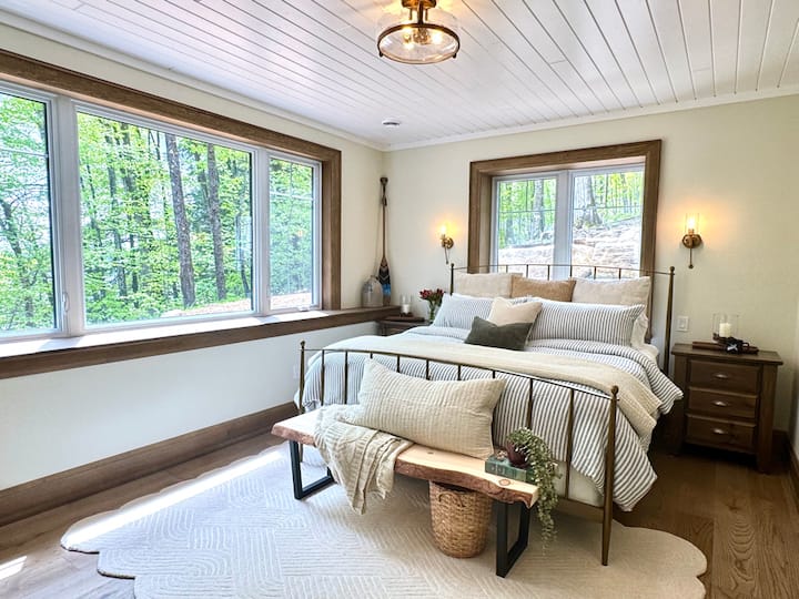 Четврта спална соба („Соба на езеро“) - долу
- брачен кревет (широк 180 - 2
- Вграден плакар 