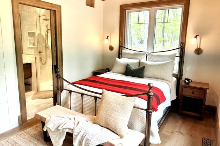 Втора спална соба („Соба со лосови“) - главен кат
- Брачен кревет (широк 150-179 см)
- Целосно вграден плакар 
- Приватна бања (бања со Џек и Џил - исто така поврзана со ходникот)