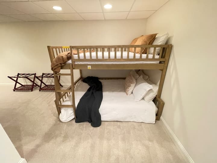 Esta habitación de dos literas cuenta con dos colchones queen-on-bottom y dos full-ontop, con capacidad para 8 personas. Colchones de espuma Siena en la parte inferior y colchones de espuma de néctar en la parte superior. 