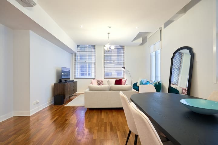 Little Collins Central Hideaway – Duplex Penthouse