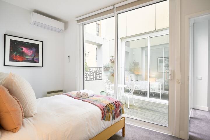 Little Collins Central Hideaway – Duplex Penthouse gallery image 4