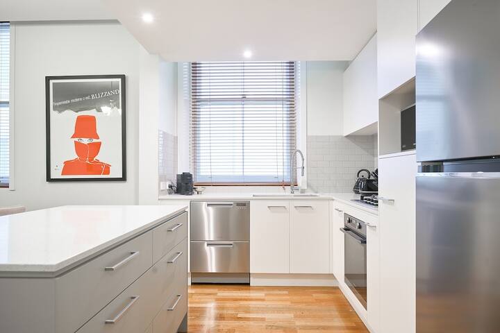 Little Collins Central Hideaway – Duplex Penthouse gallery image 2