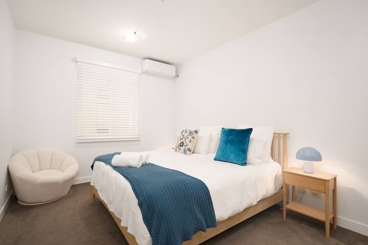 Little Collins Central Hideaway – Duplex Penthouse gallery image 3