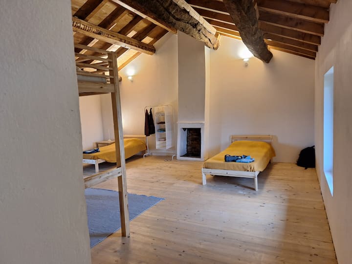 เตียงเดี่ยว 2 เตียงและเตาผิงไม้ประดับขนาดเล็กชั้นบน เหมาะสำหรับกลุ่มหรือพี่น้อง