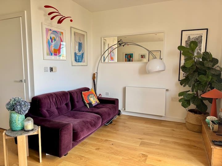 Bright Stoke Newington Base - Saint Pancras Station - London