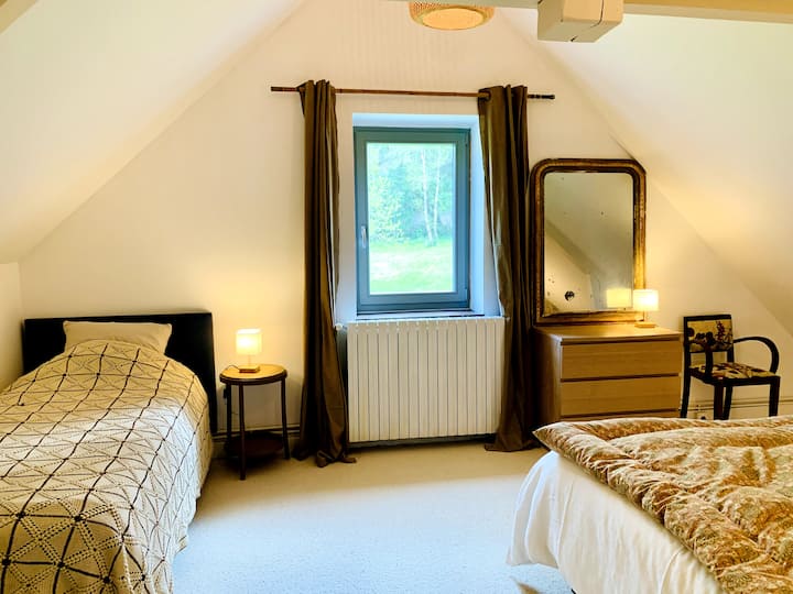 Разположена на първия етаж, спалнята предлага две възможности: двойно легло от 160 души и единично легло от 90 или 3 единични легла.