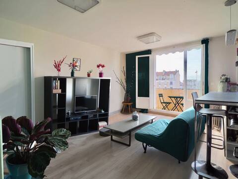 Top Airbnb: Cozy 2-bedroom apartment - Chez Lupin et Léa in Colombes
