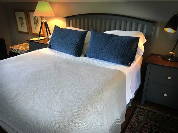 Queen sized bed with cotton linen - the loft @ Londolozi