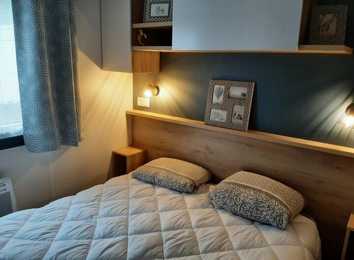 Amplia habitación con cortinas opacas, mosquitera, radiador. Junto a un gran vestidor con lavadora.    