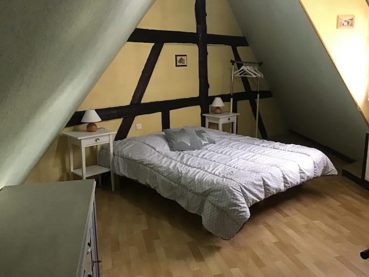 Кревет под мецанин 
Креветот е 1m60 .
Креветот е наместен ако сакате по пристигнувањето.( чаршафите се вклучени во цената на престојот)