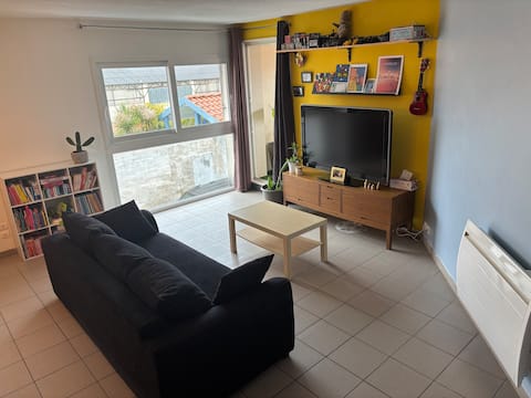 Top performing Airbnb: Colorful apartment with balcony near ocean in Soustons