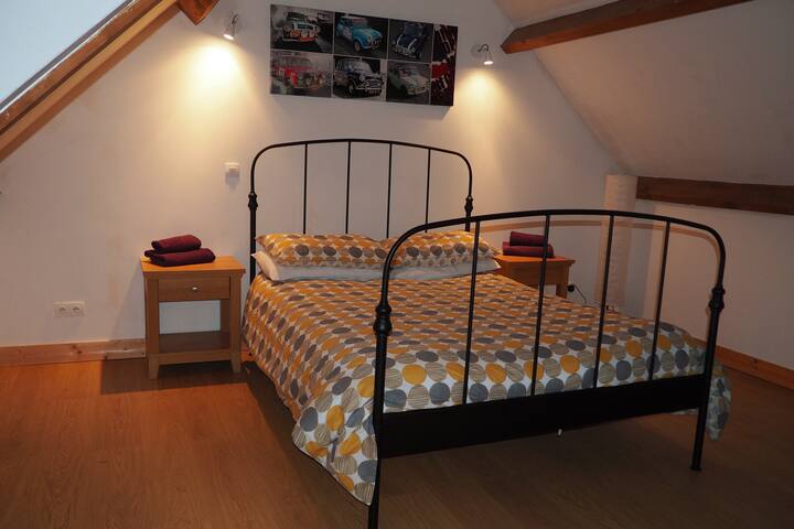 غرفة نوم مزدوجة - في الطابق الأول - واسعة جدًا مع الكثير من المساحة للسرير إذا لزم الأمر