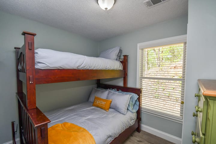 Chumba cha 4 cha kulala kilicho na kitanda aina ya queen pamoja na kitanda cha ghorofa mbili