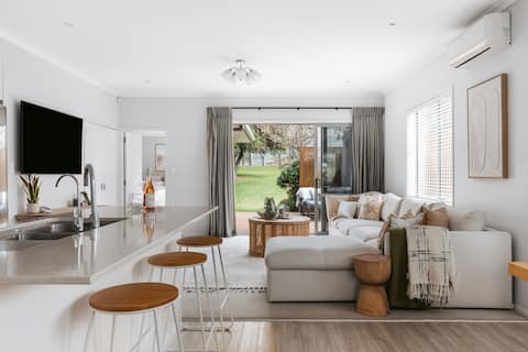 Top Airbnb: Backyard Bliss by Beyonder in Mount Maunganui