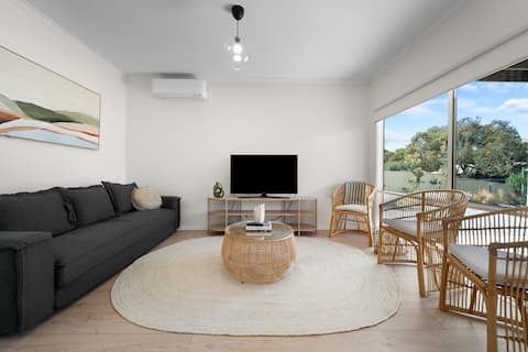 Successful Airbnb property: YARLU by Silver Sands only 100m to pristine beach in Aldinga Beach