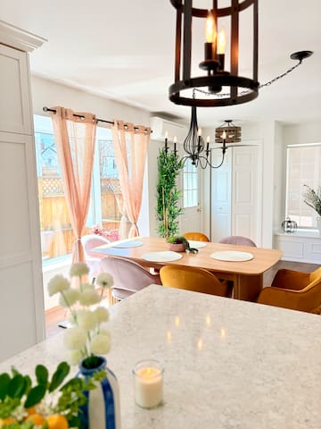 Contemporary 8-BR • Sleeps Large Groups • 10-Cars