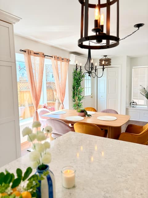 Contemporary 8-BR • Sleeps Large Groups • 10-Cars