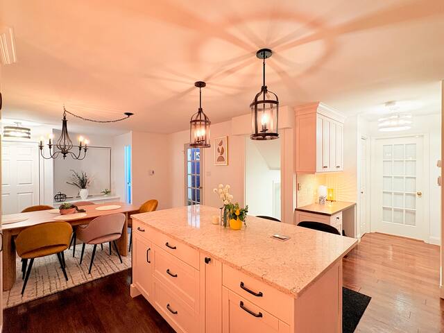 Modern 8 Bedroom Entire Home w/Backyard BBQ deck gallery image 4