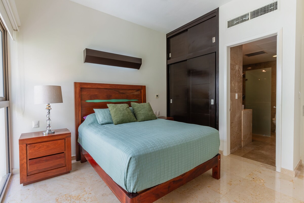 Comfortabele queensize slaapkamer met opbergruimte
Ontspan in deze serene queensize slaapkamer met zacht beddengoed, donkere houten accenten en ingebouwde kasten. Perfect voor rustgevende nachten en het opbergen van al je basisvoorzieningen.