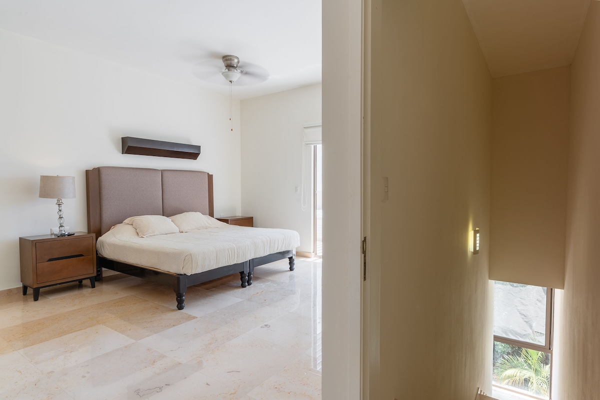 Gezellige slaapkameringang
Stap in een rustige, gastvrije slaapkamer met een comfortabel queensize bed, zachte verlichting en elegante neutrale tinten — je privéretraite na een dag vol avontuur.

